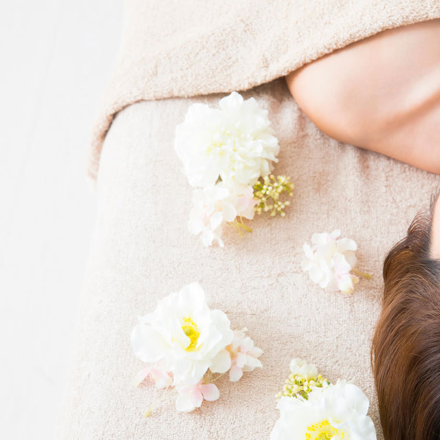 綺麗な鎖骨を見せた女性